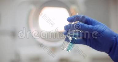 女科学家的画像用吸管分析了实验室中提取DNA的液体